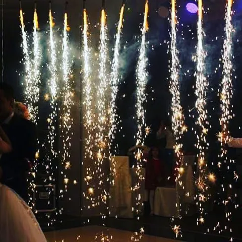 Açılış için altın fişek gösterisi