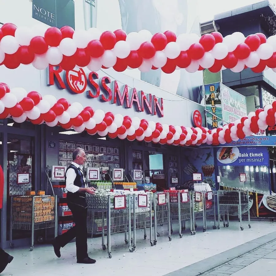 Balon ve top havuzunda eğlenen çocuklar