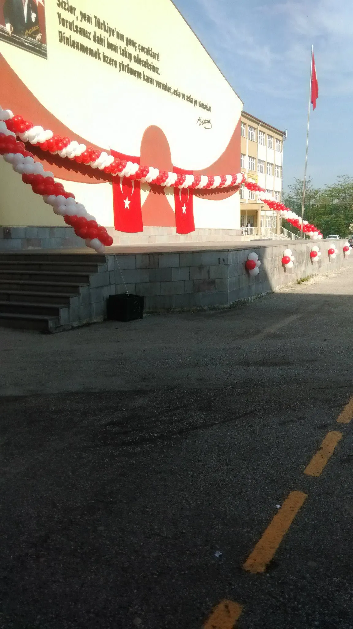 İzmir'de bir sahil düğünü için hazırlanmış süslü bir masa